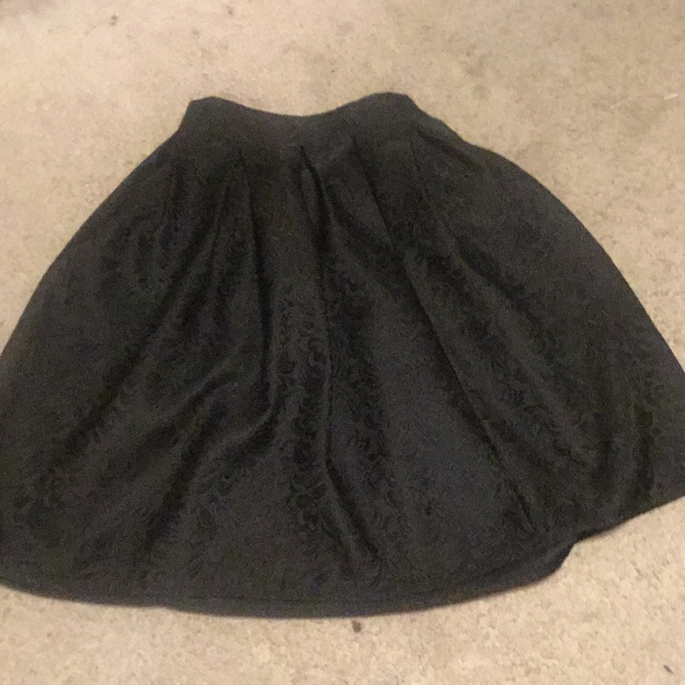A chicing black skirt